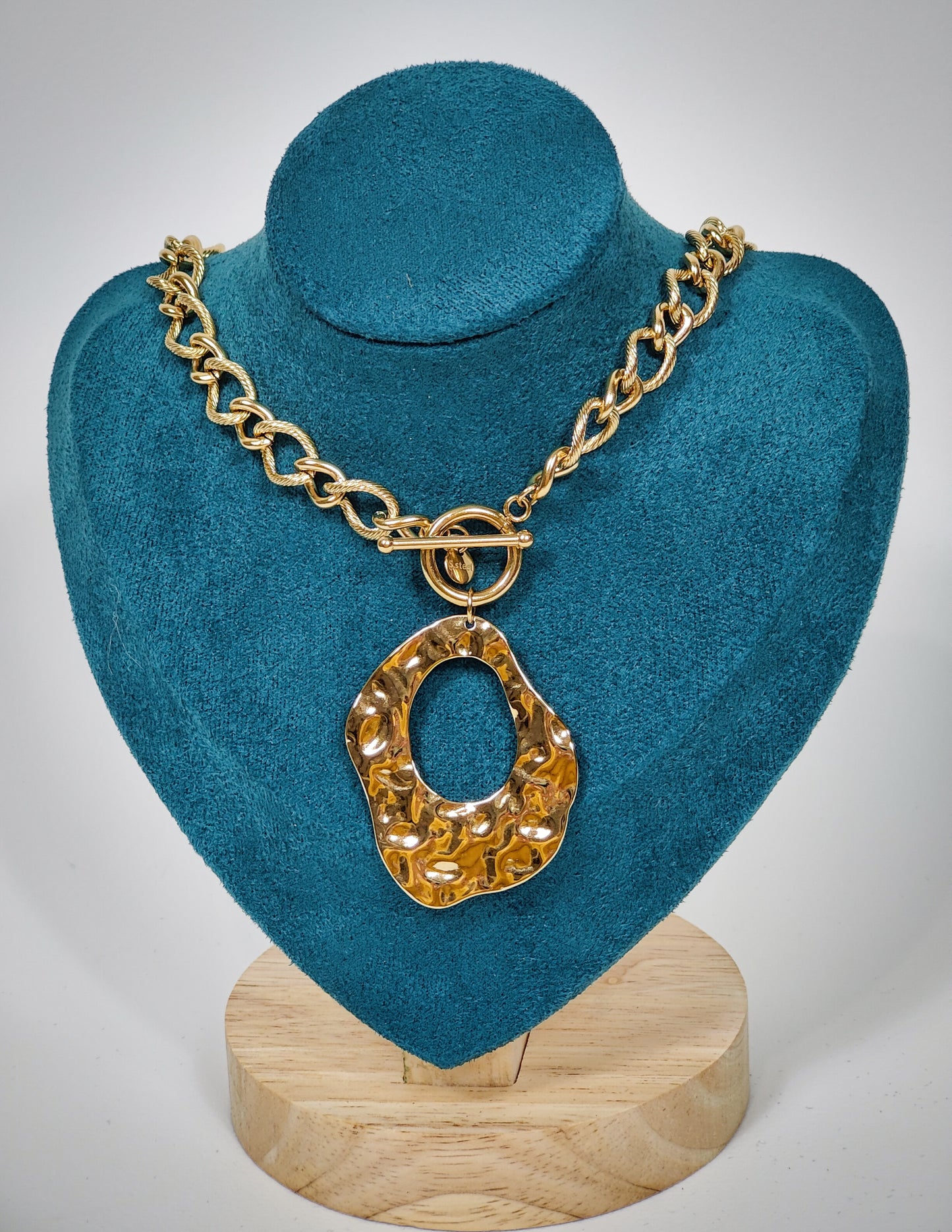 Collar Medallón Perforado